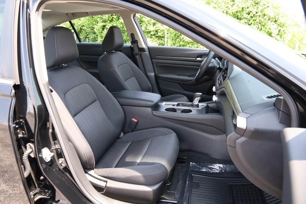 Nissan Altima Vehicle Image 27