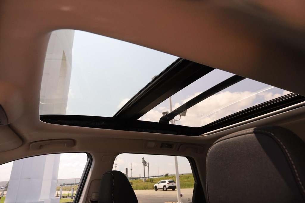 Nissan Pathfinder Vehicle Image 09