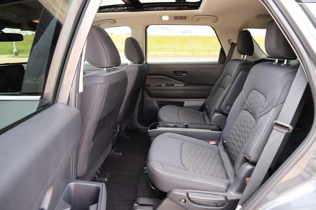 Nissan Pathfinder Vehicle Image 11