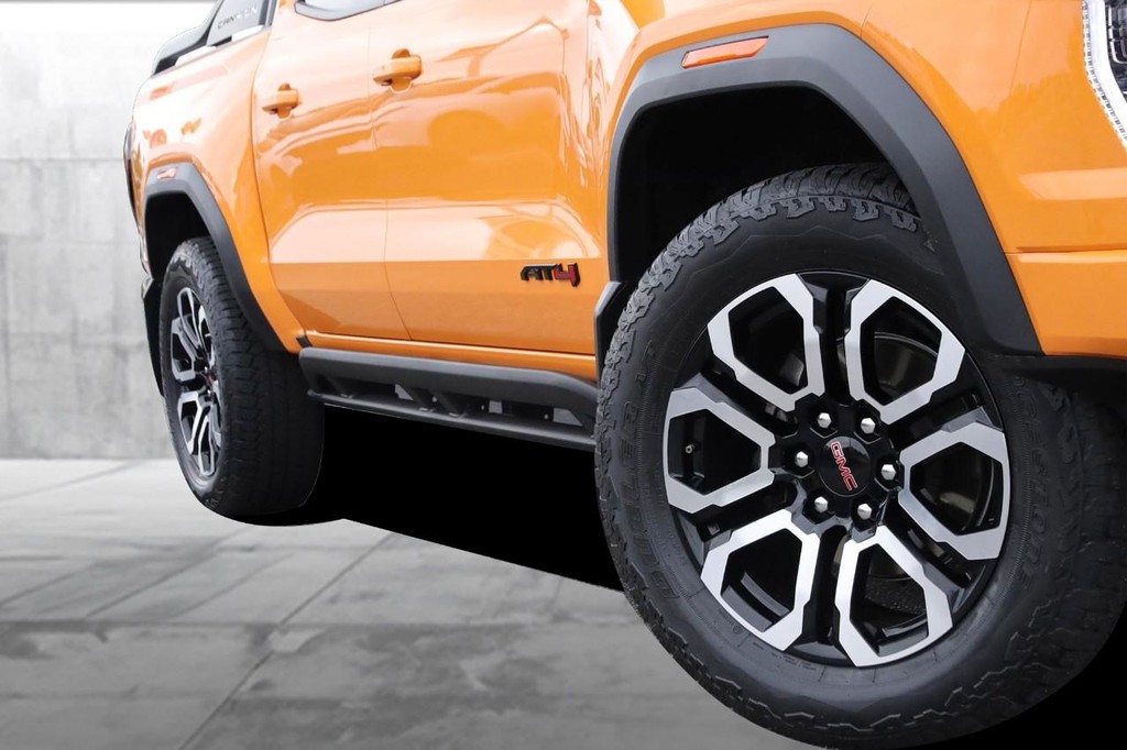 GMC Canyon Vehicle Full-screen Gallery Image 03