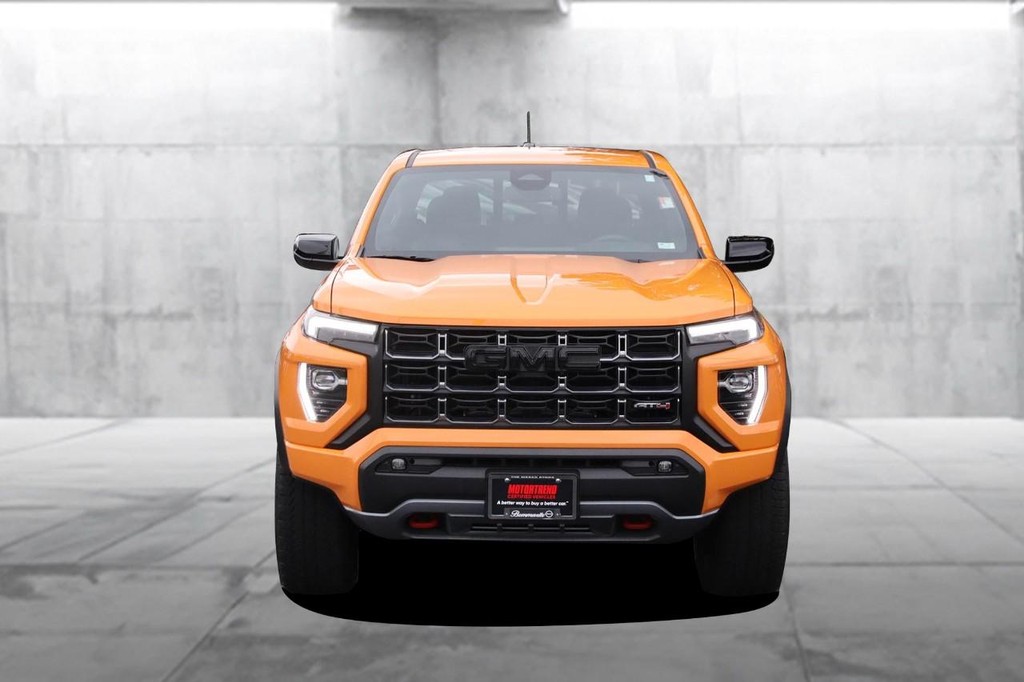GMC Canyon Vehicle Full-screen Gallery Image 04