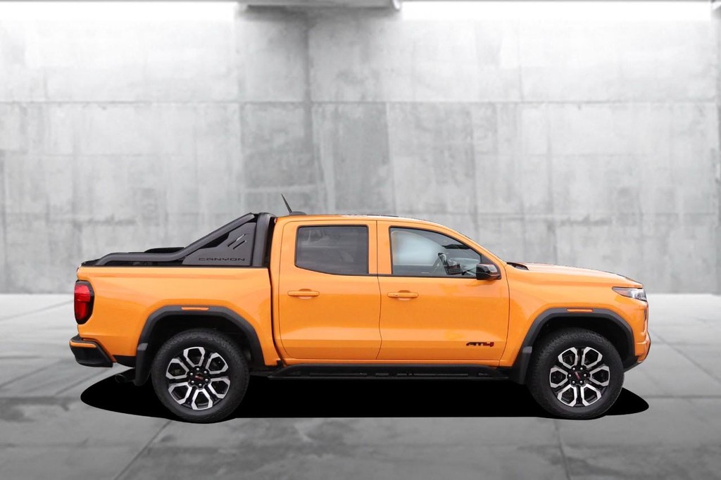 GMC Canyon Vehicle Full-screen Gallery Image 05