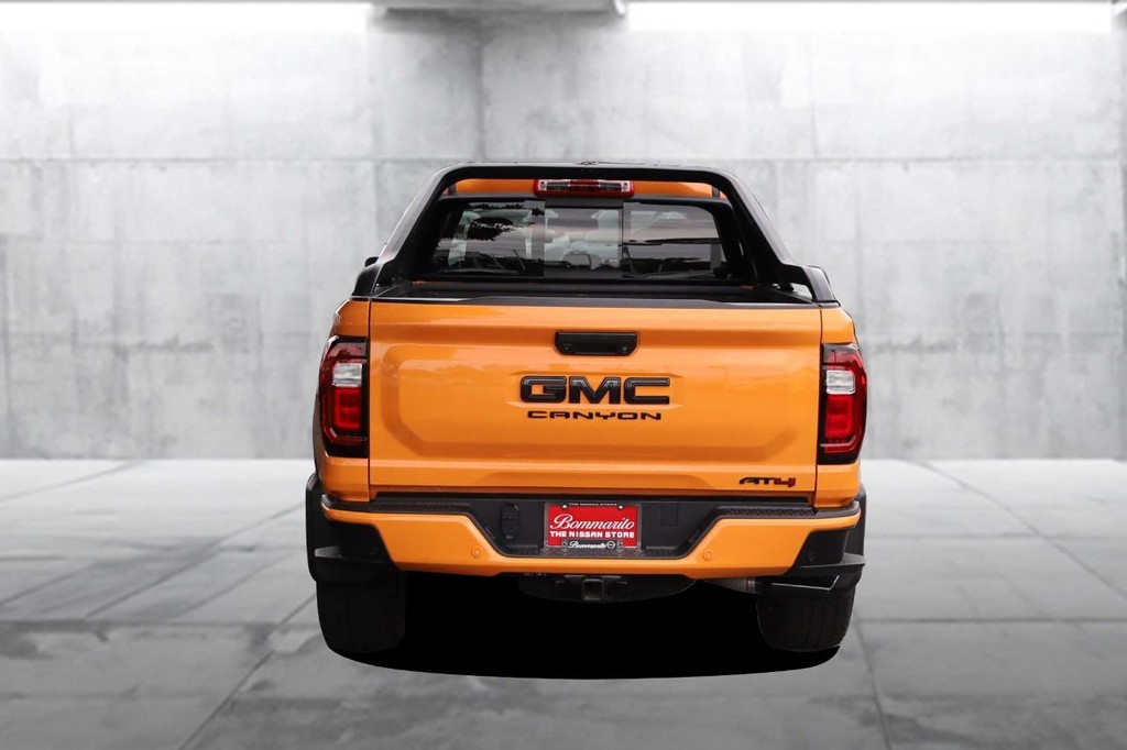 GMC Canyon Vehicle Full-screen Gallery Image 06