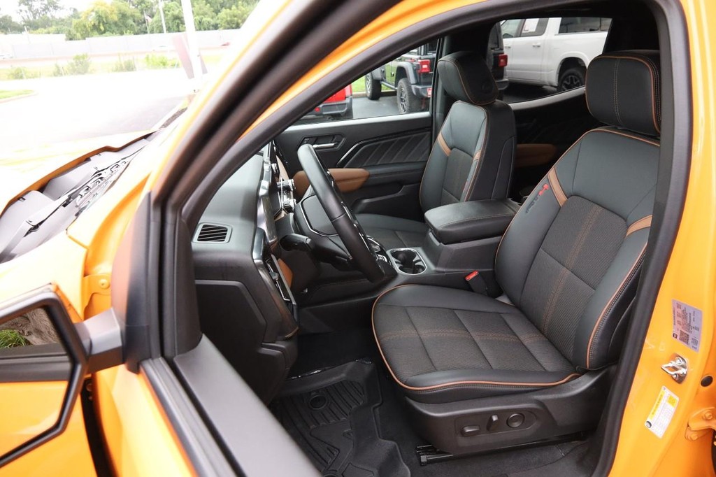 GMC Canyon Vehicle Full-screen Gallery Image 08