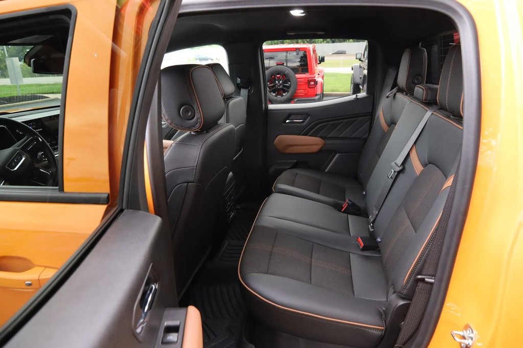 GMC Canyon Vehicle Full-screen Gallery Image 09