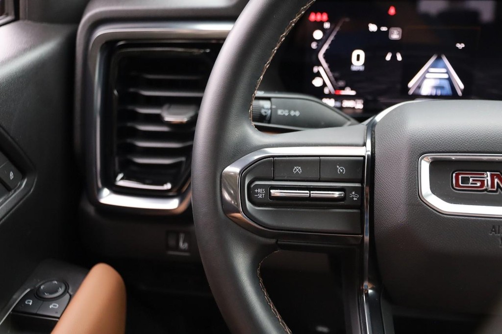 GMC Canyon Vehicle Full-screen Gallery Image 11