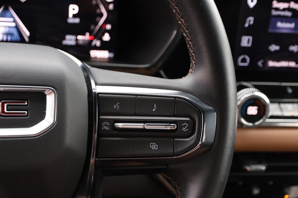 GMC Canyon Vehicle Full-screen Gallery Image 12