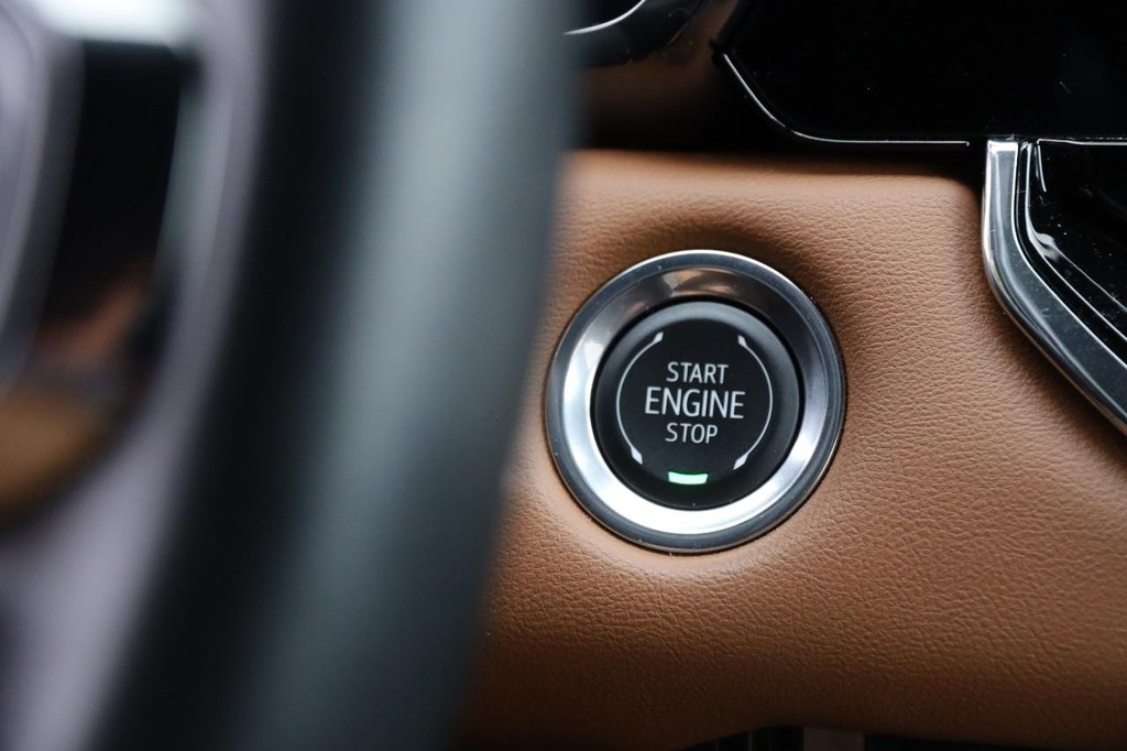 GMC Canyon Vehicle Full-screen Gallery Image 14