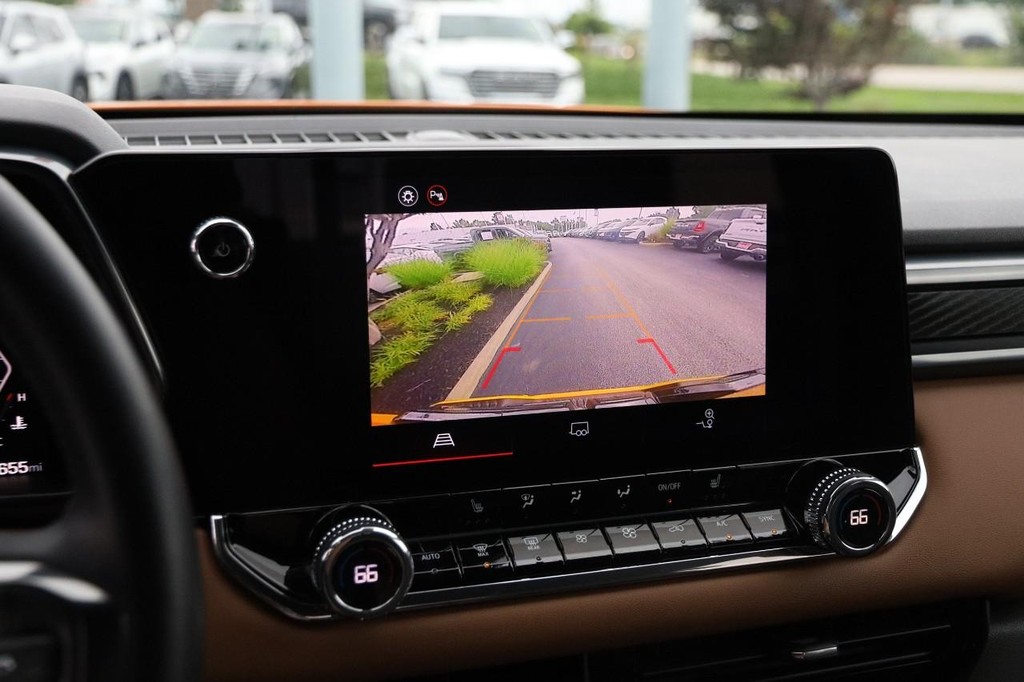 GMC Canyon Vehicle Full-screen Gallery Image 17