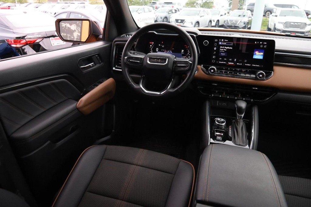 GMC Canyon Vehicle Full-screen Gallery Image 23