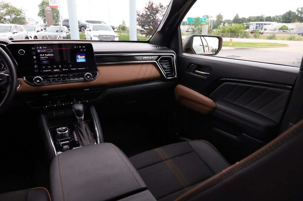 GMC Canyon Vehicle Full-screen Gallery Image 26