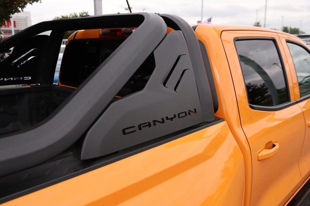 GMC Canyon Vehicle Full-screen Gallery Image 27