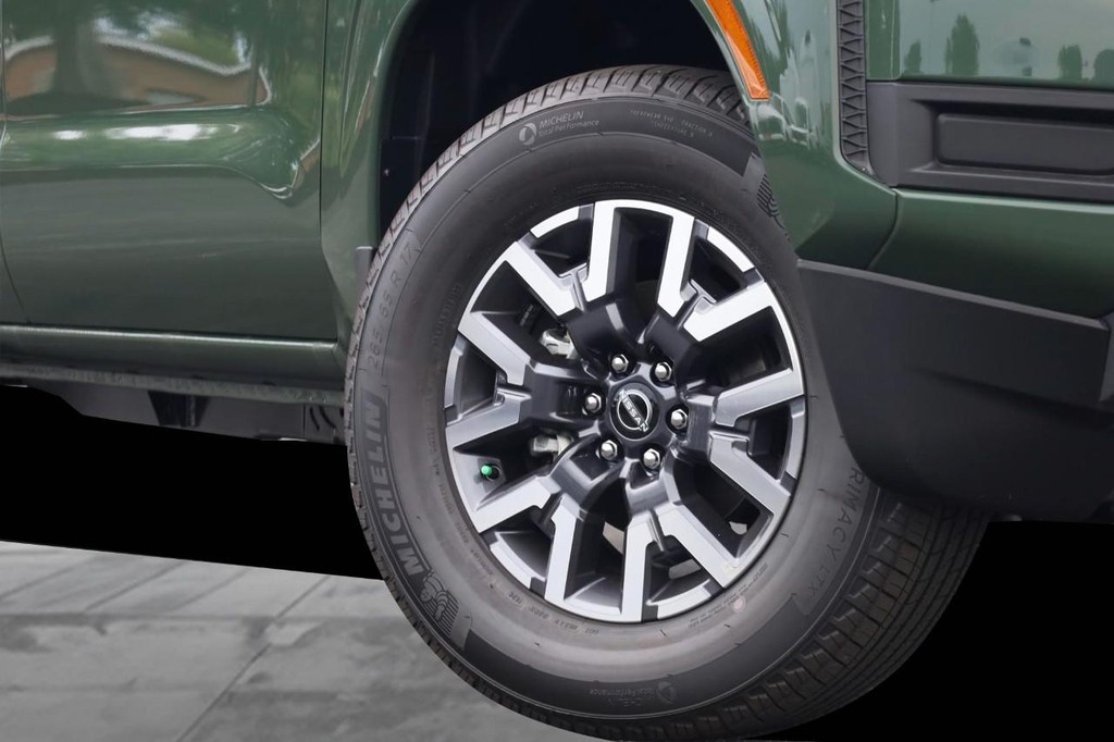 Nissan Frontier Vehicle Full-screen Gallery Image 3