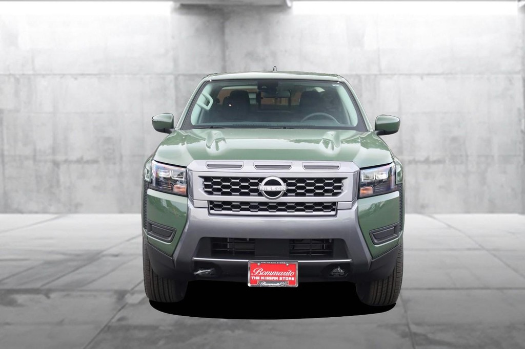 Nissan Frontier Vehicle Full-screen Gallery Image 4