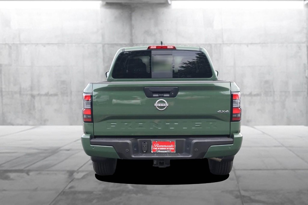 Nissan Frontier Vehicle Full-screen Gallery Image 6