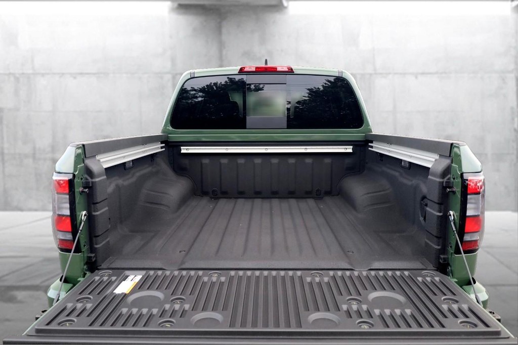 Nissan Frontier Vehicle Full-screen Gallery Image 7