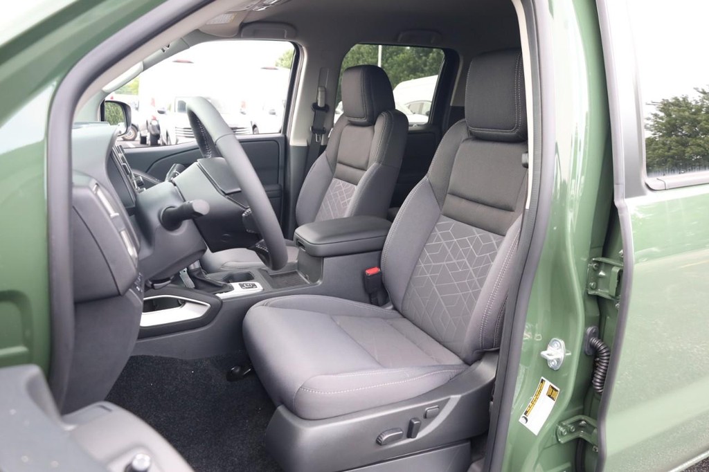 Nissan Frontier Vehicle Full-screen Gallery Image 8
