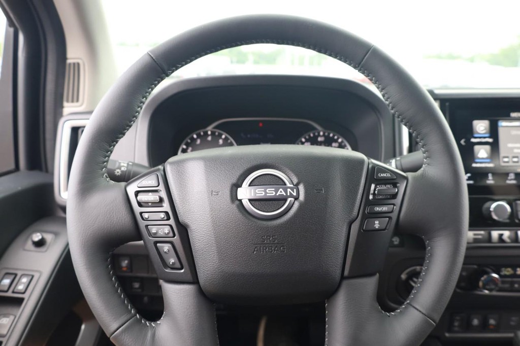 Nissan Frontier Vehicle Full-screen Gallery Image 9