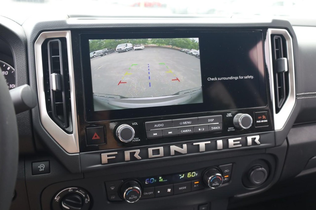 Nissan Frontier Vehicle Full-screen Gallery Image 12