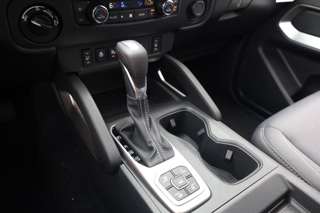 Nissan Frontier Vehicle Full-screen Gallery Image 15