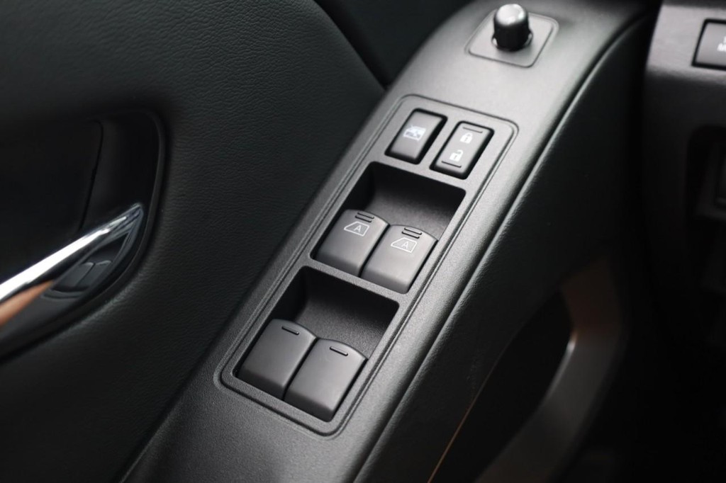 Nissan Frontier Vehicle Full-screen Gallery Image 17