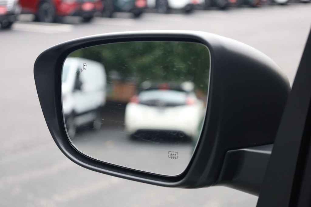 Nissan Frontier Vehicle Full-screen Gallery Image 19