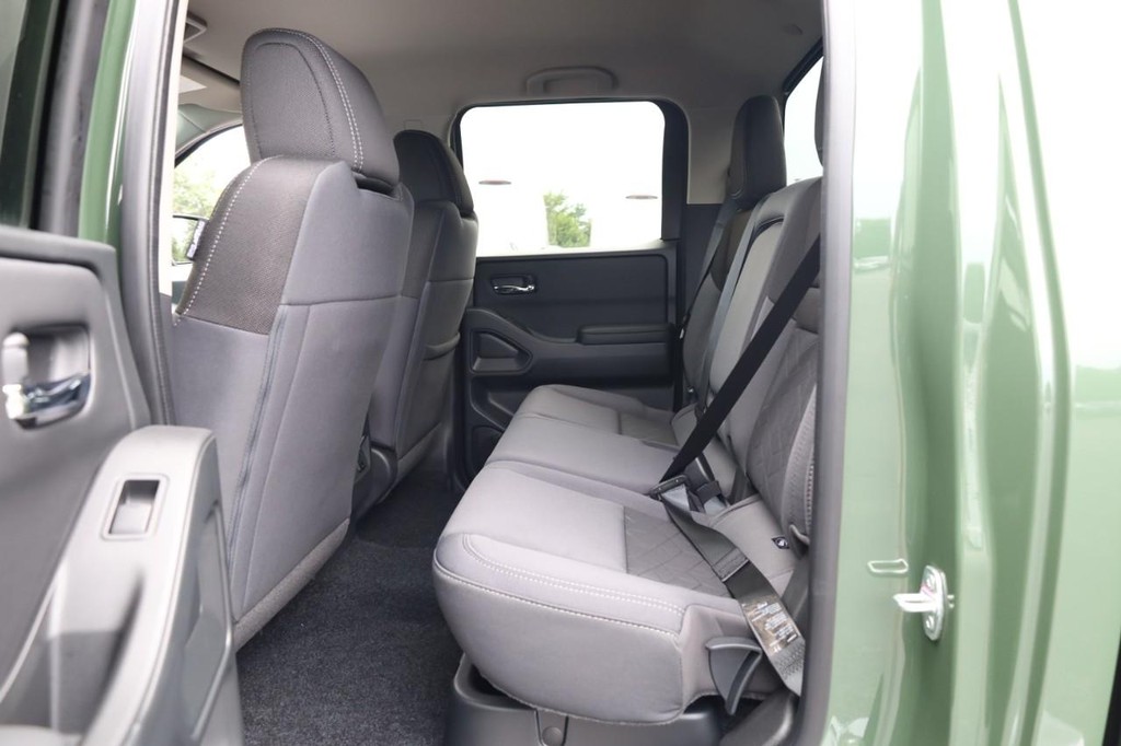 Nissan Frontier Vehicle Full-screen Gallery Image 20