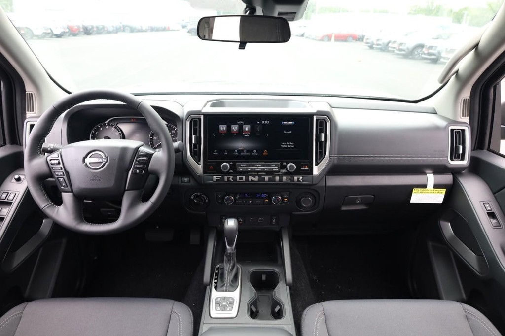 Nissan Frontier Vehicle Full-screen Gallery Image 21