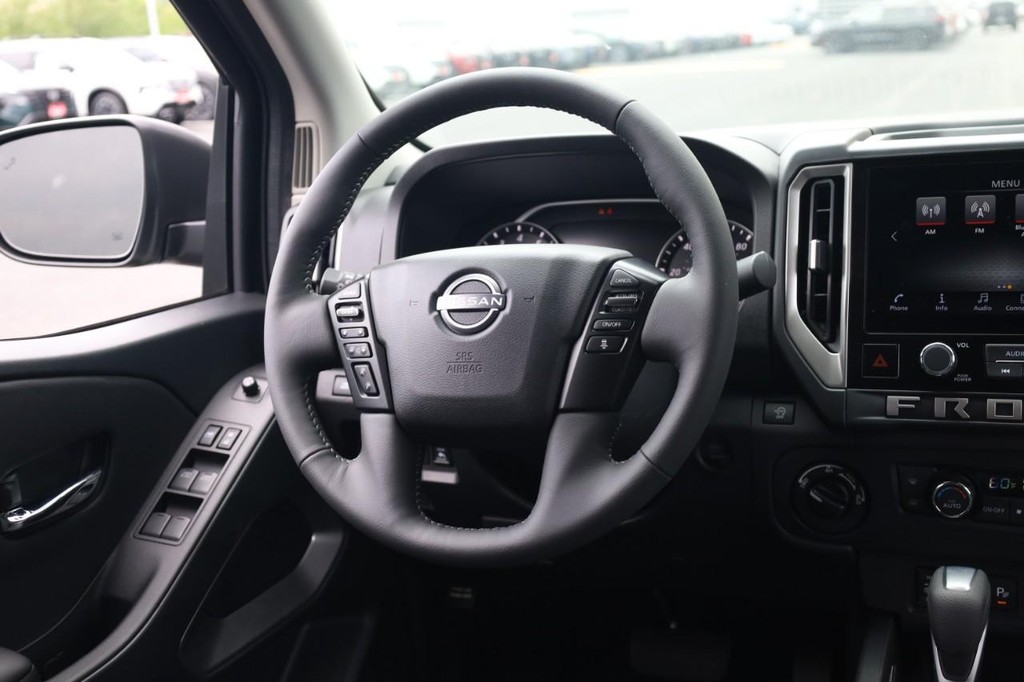 Nissan Frontier Vehicle Full-screen Gallery Image 22