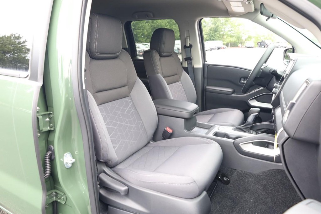Nissan Frontier Vehicle Full-screen Gallery Image 23