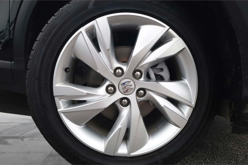 Buick Encore GX Vehicle Full-screen Gallery Image 3