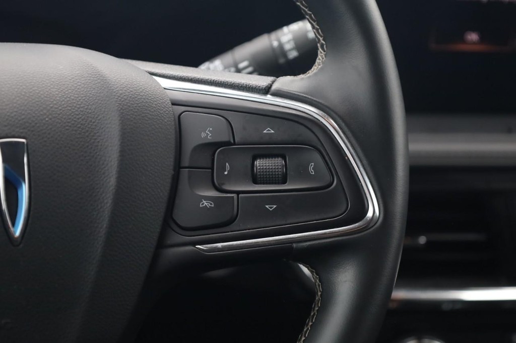 Buick Encore GX Vehicle Full-screen Gallery Image 9