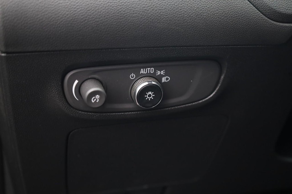 Buick Encore GX Vehicle Full-screen Gallery Image 12