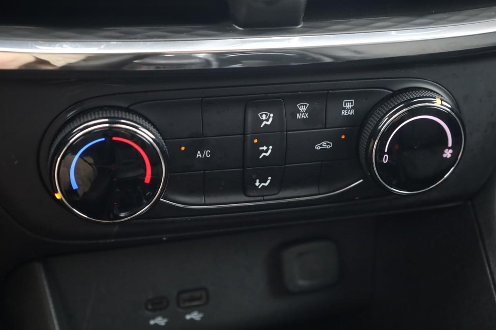 Buick Encore GX Vehicle Full-screen Gallery Image 15