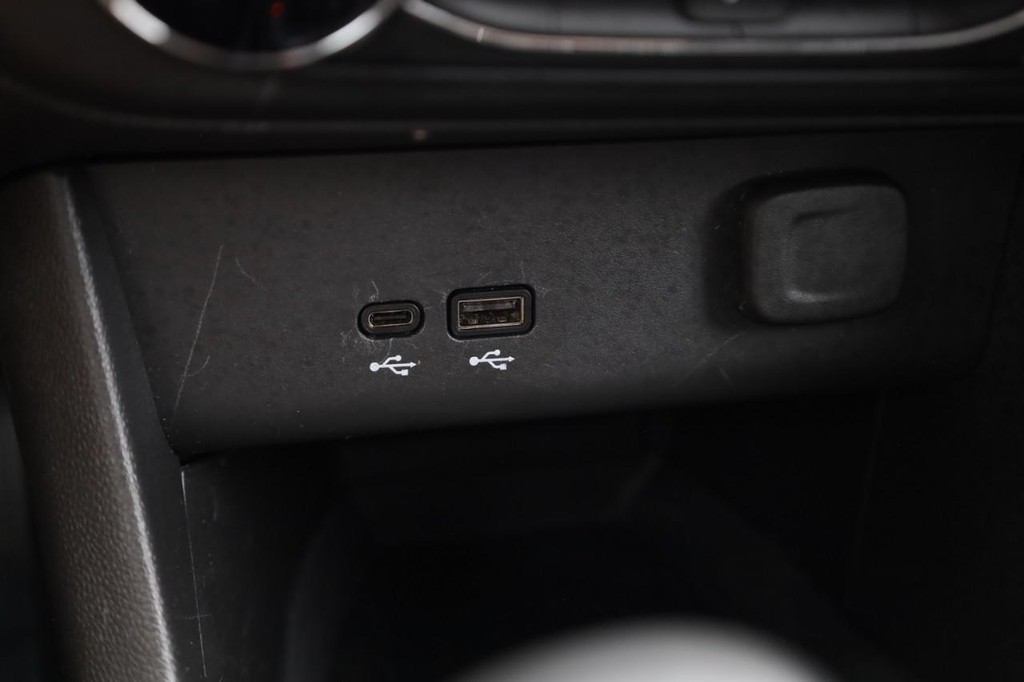 Buick Encore GX Vehicle Full-screen Gallery Image 16