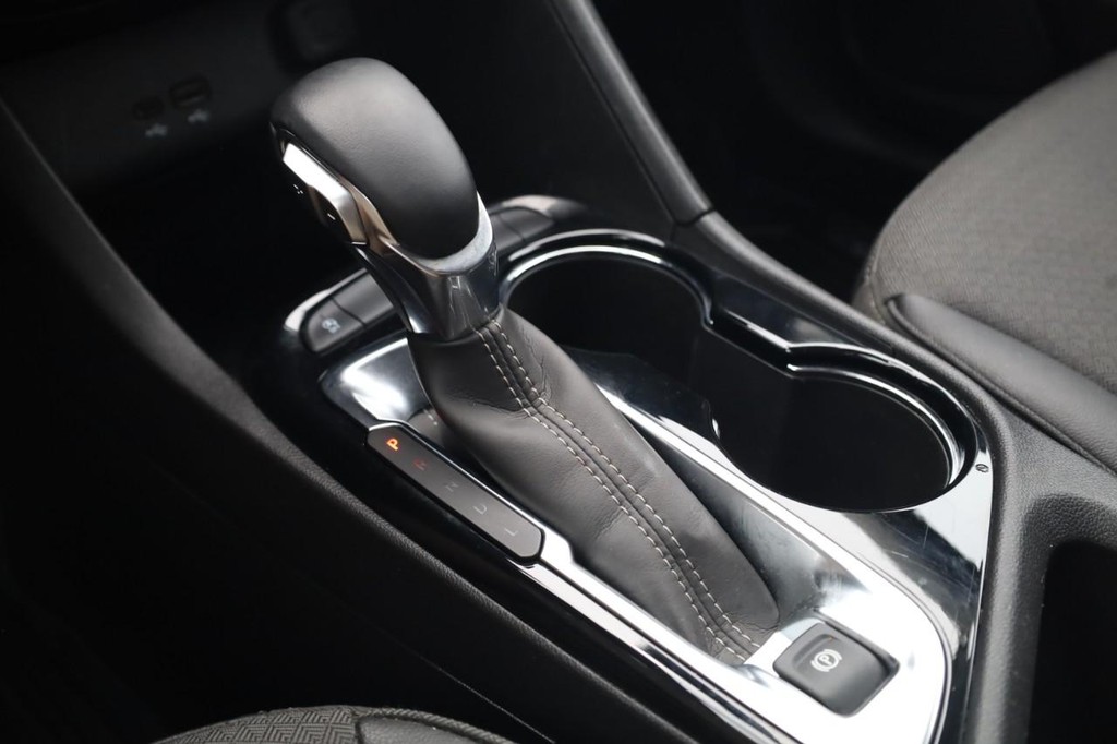 Buick Encore GX Vehicle Full-screen Gallery Image 17