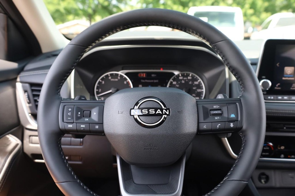 Nissan Rogue Vehicle Image 09