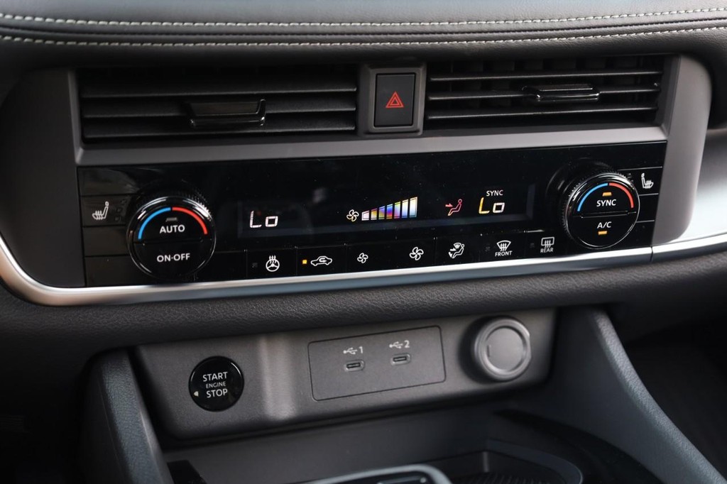 Nissan Rogue Vehicle Image 13