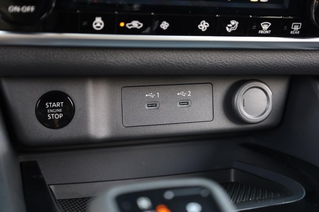 Nissan Rogue Vehicle Image 14