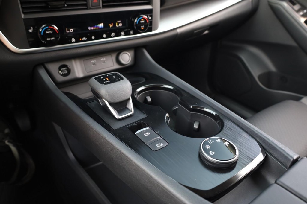 Nissan Rogue Vehicle Image 15