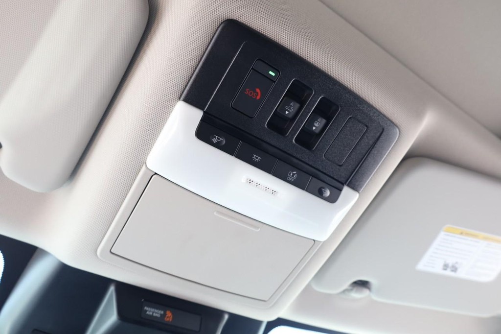 Nissan Rogue Vehicle Image 16
