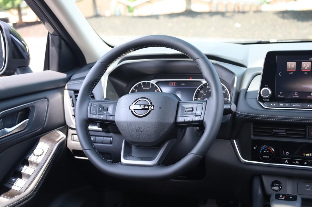 Nissan Rogue Vehicle Image 24