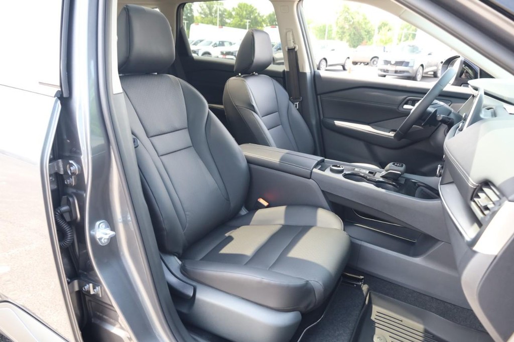 Nissan Rogue Vehicle Image 25