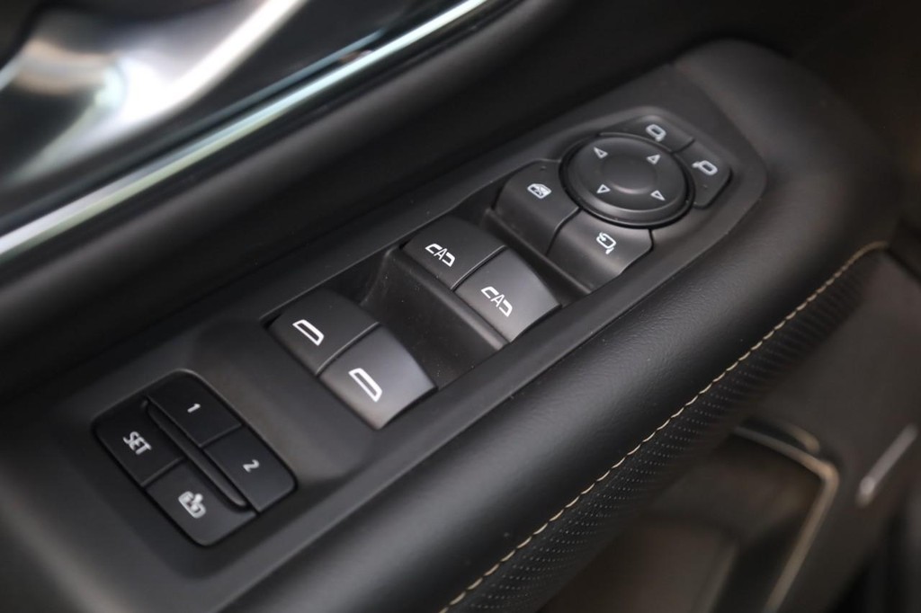 GMC Yukon XL Vehicle Full-screen Gallery Image 11