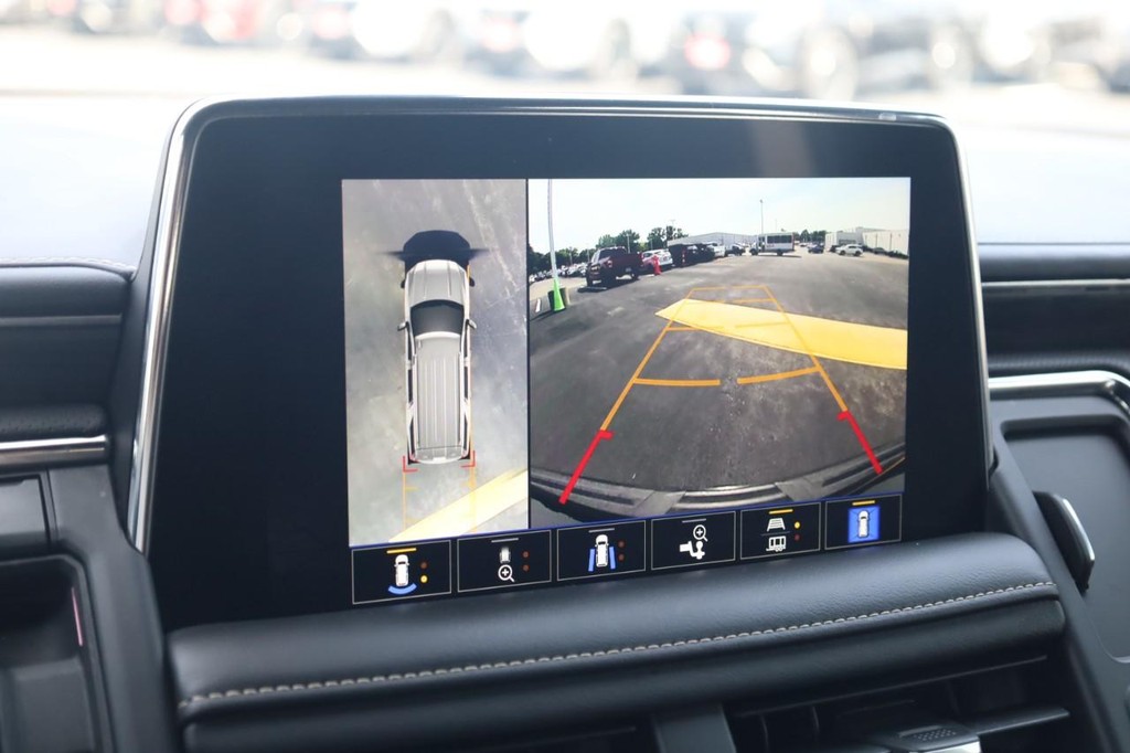 GMC Yukon XL Vehicle Full-screen Gallery Image 16