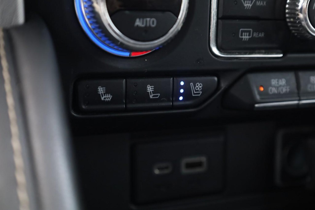 GMC Yukon XL Vehicle Full-screen Gallery Image 18
