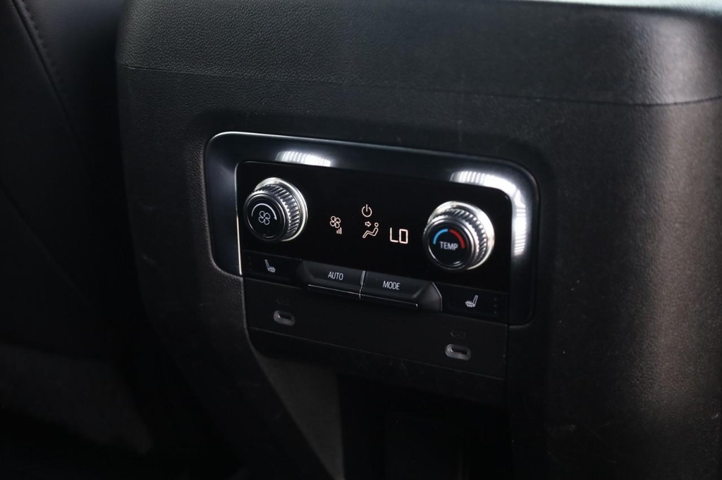GMC Yukon XL Vehicle Full-screen Gallery Image 23