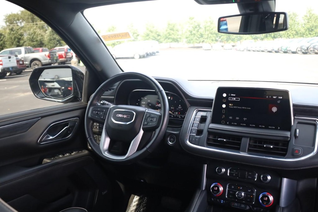 GMC Yukon XL Vehicle Full-screen Gallery Image 24