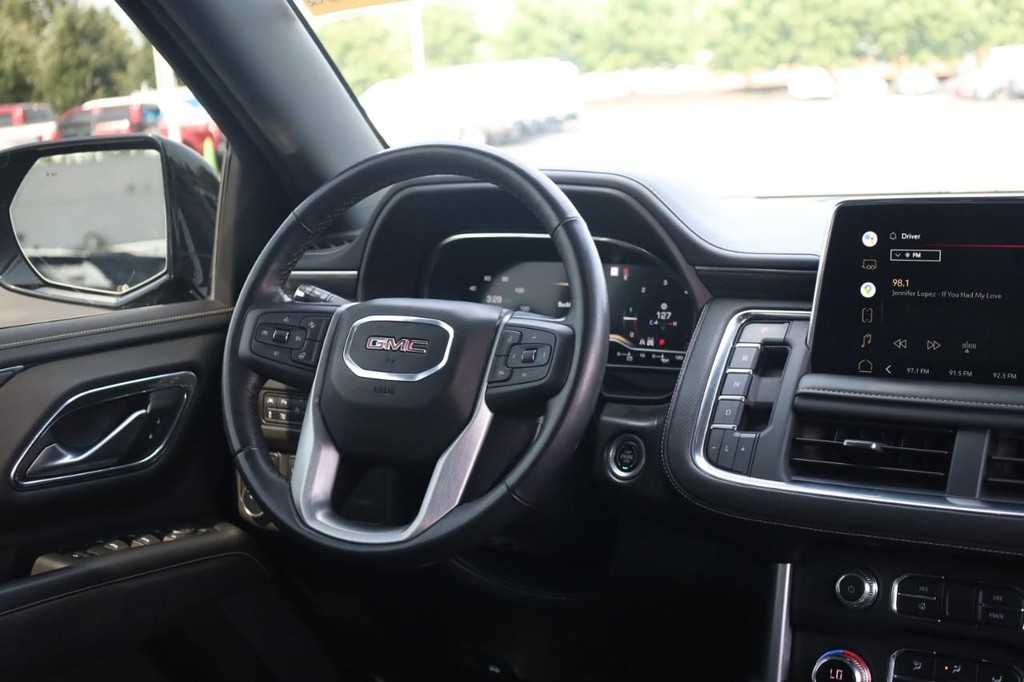 GMC Yukon XL Vehicle Full-screen Gallery Image 25