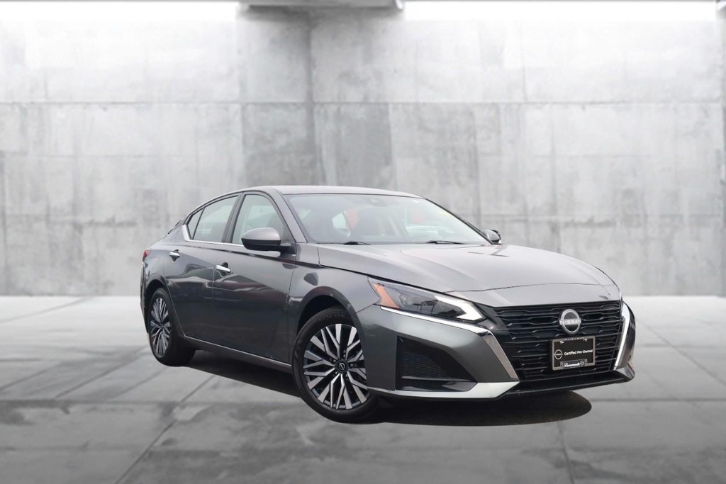 Nissan Altima Vehicle Image 02